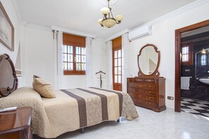 4 bedrooms, iron/ironing board, free WiFi, bed sheets