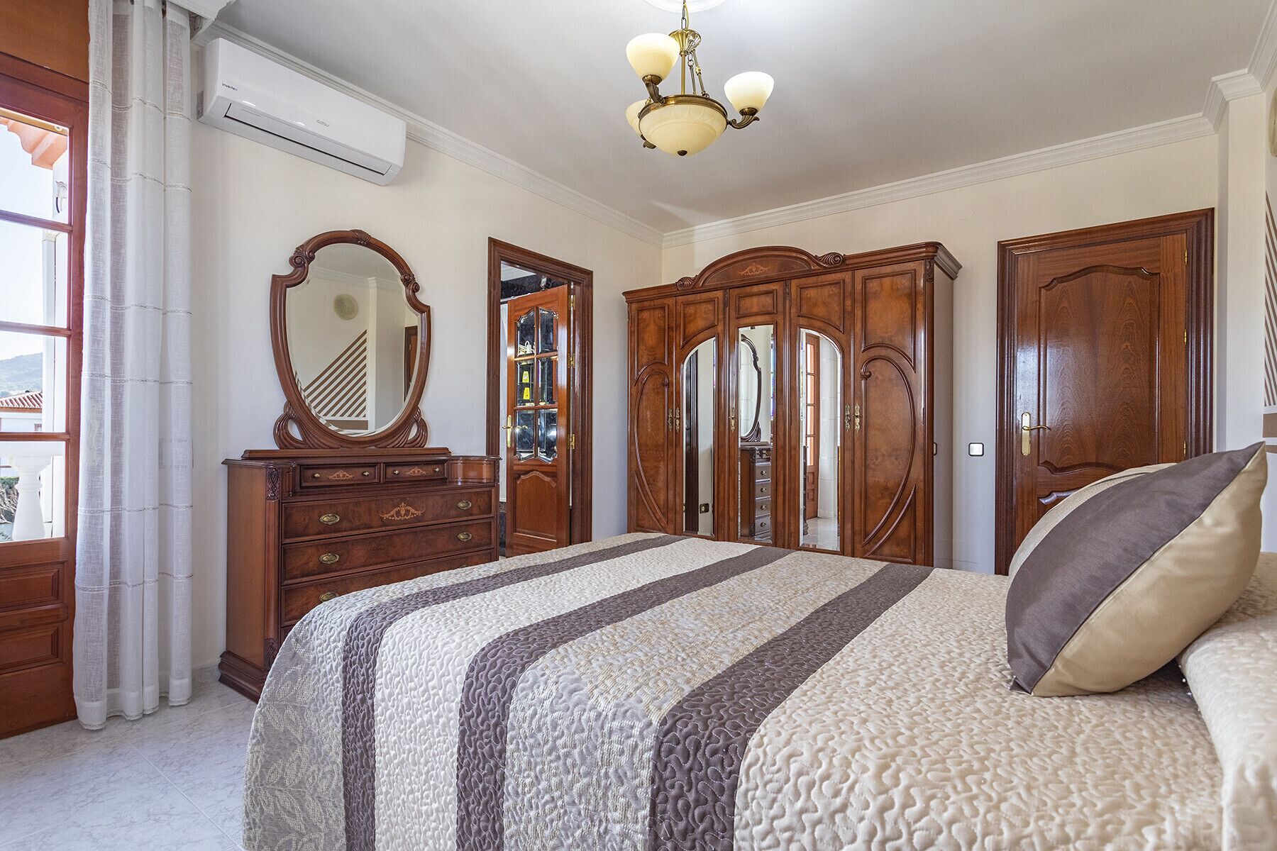4 bedrooms, iron/ironing board, free WiFi, bed sheets