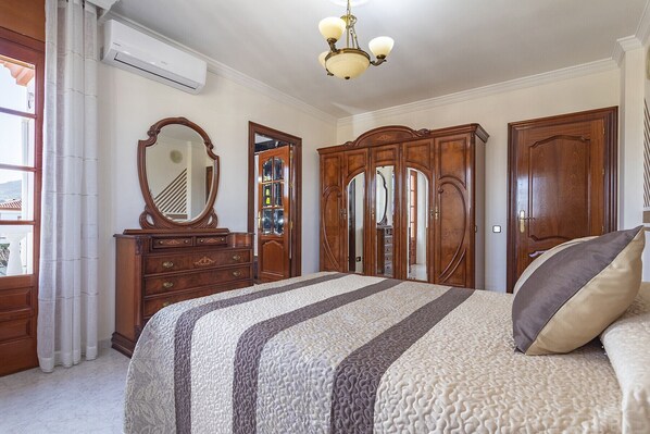4 bedrooms, iron/ironing board, free WiFi, bed sheets