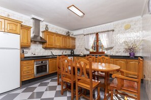 Fridge, oven, dishwasher, coffee/tea maker