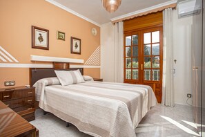 4 bedrooms, iron/ironing board, free WiFi, bed sheets - Casa Los Mimbrales con piscina privada (Alhaurín de la Torre)