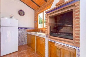 Kjøleskap, mikrobølgeovn, ovn og kaffetrakter/tekoker