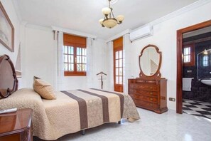 4 soverom, strykejern/-brett, internettilgang og sengetøy