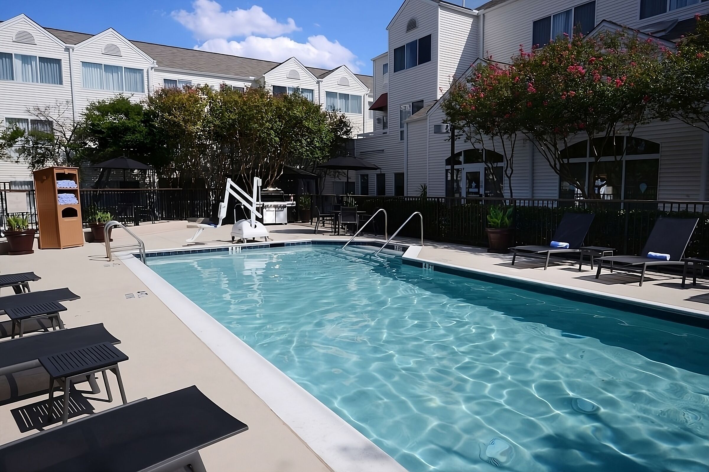 Great value hotel in Dallas! Pets are welcome! FREE Parking & Breakfast, Pool!