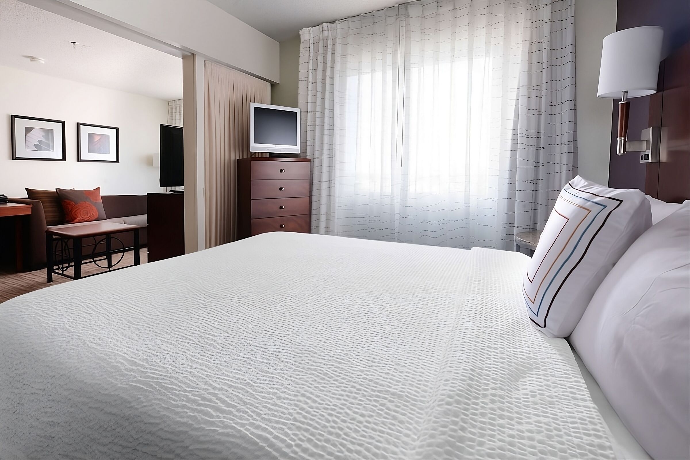 Pet-Friendly Accommodation! Private Full Kitchen, FREE Parking, Outdoor Pool!
