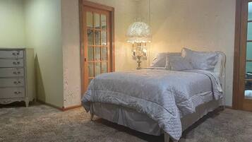 5 Schlafzimmer, Schreibtisch, Bügeleisen/Bügelbrett, Reisekinderbett