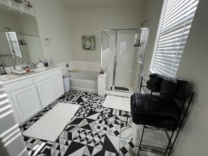 Combined shower/tub, hair dryer, towels - in Glendale Near stadium, entertainment & shopping (Glendale)