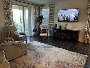 智能电视、壁炉、DVD 播放器、书