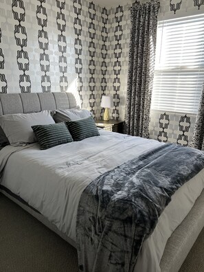 4 多间卧室、客房内保险箱、办公桌、熨斗/熨衣板