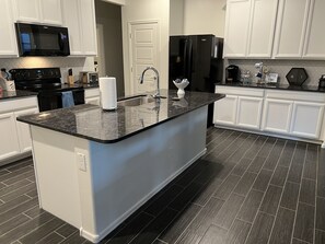 冰箱、微波炉、烤箱、炉灶