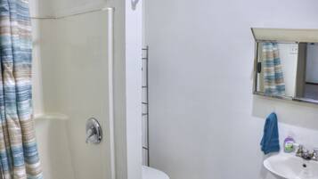 Regadera, toallas, jabón, shampoo