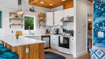 Køleskab, mikrobølgeovn, ovn, kogeplade