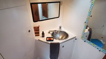 Badkar, handdukar, tvÄl och schampo