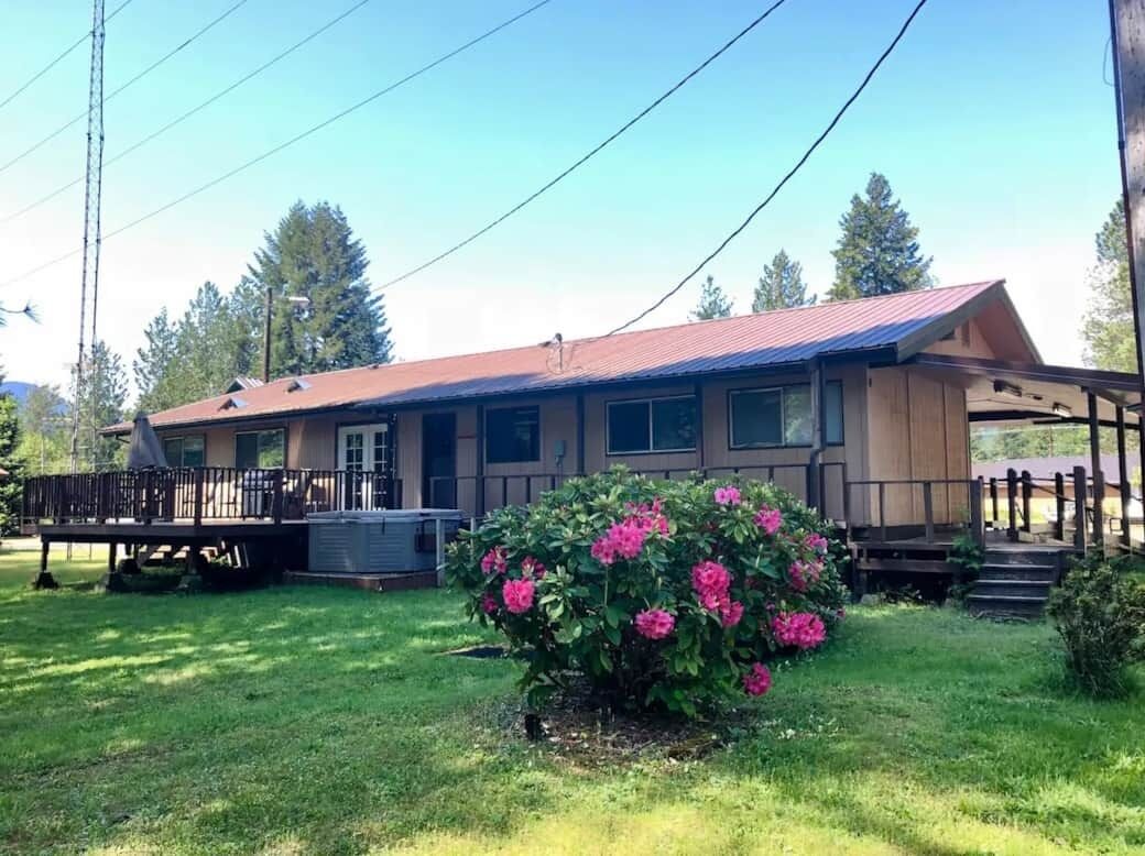 Deputy Ranger Family Cabin | Hot Tub, Propane Grill, WiFi