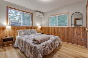 3 bedrooms, memory-foam beds, desk, free WiFi