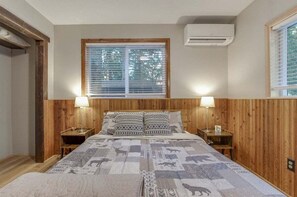 3 bedrooms, memory-foam beds, desk, WiFi