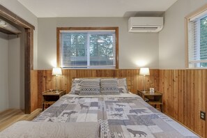 3 bedrooms, memory foam beds, desk, travel crib