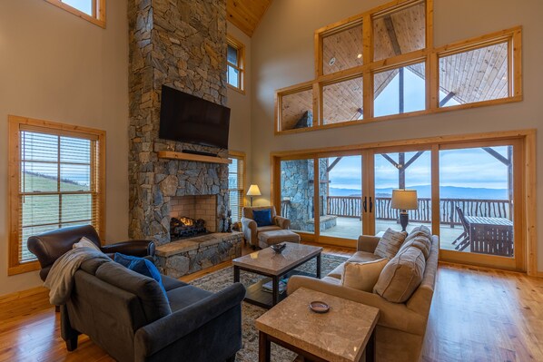 Televisión y chimenea 