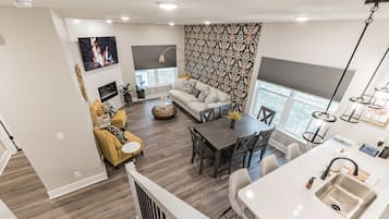 Smart TV, fireplace, stereo