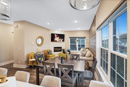 8 min to CWS! 3 bed 4 bath Townhouse w porch& rooftop deck- 5 min to Downtown!