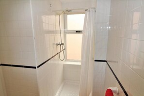 Badkar/dusch, hårtork och handdukar
