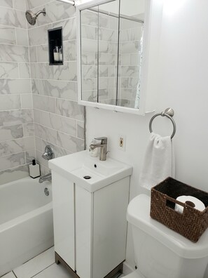 Combined shower/bathtub, hair dryer, towels, soap - Wynwood Miami Tropical Hideaway Guest Suite (Miami)