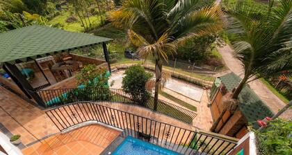 AMAZING HOUSE /JACUZZI BETWEEN MOUNTAINS. ENJOY NATURE NEAR RIONEGRO AIRPORT.
