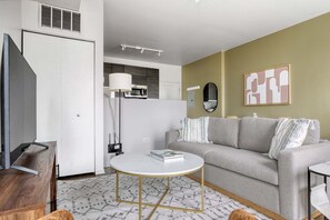 TV, stereo - Tasteful South Loop 1BR nr L & Grant Park, by Blueground (Chicago)