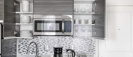 冷蔵庫、電子レンジ、オーブン、コンロ