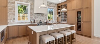 Licensed -- Luxury 3 Bed, 3 Ensuite Farmhouse - 2 min walk to the beach