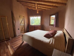 2 bedrooms, desk, free WiFi, bed sheets