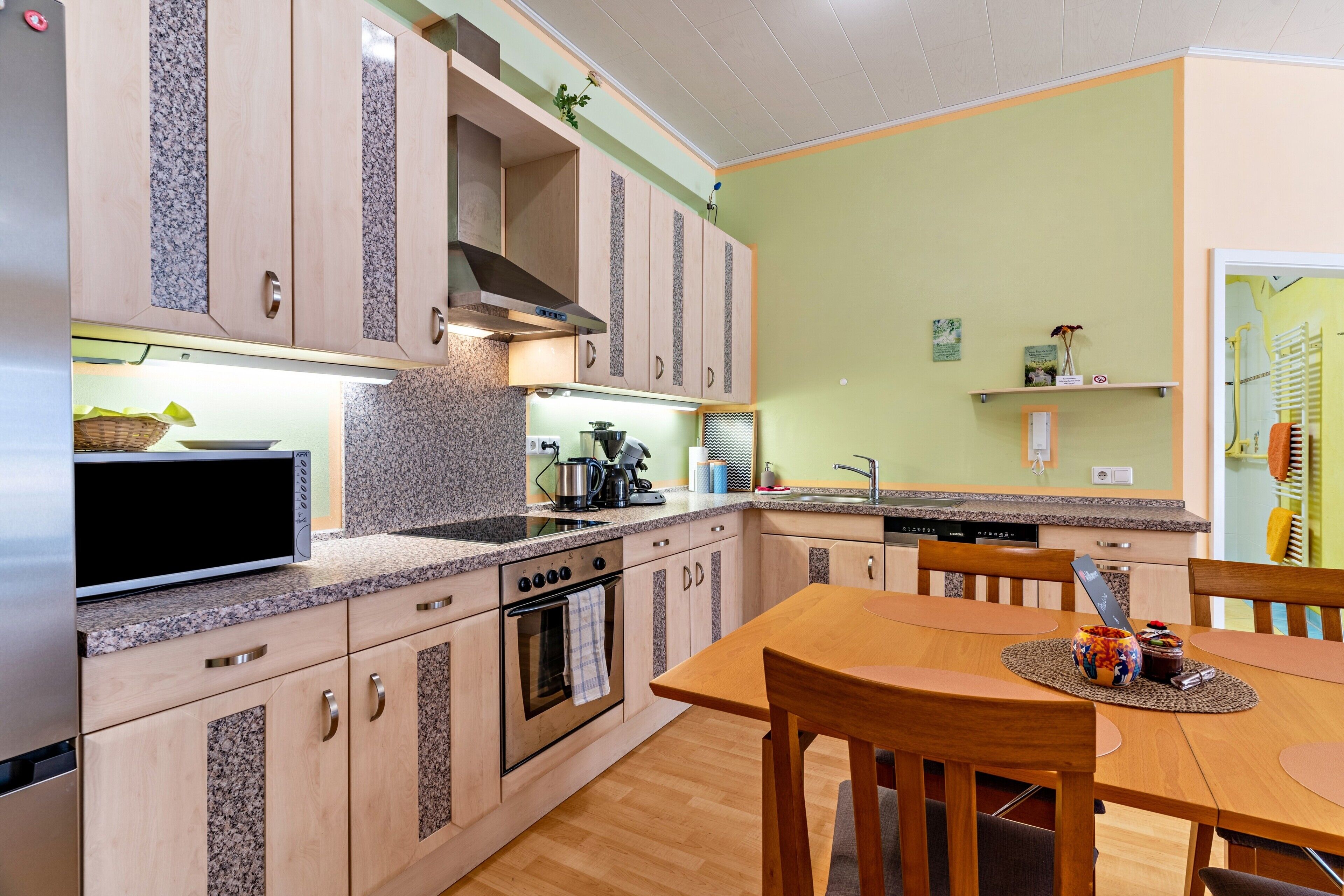 Køleskab, mikrobølgeovn, ovn, kogeplade