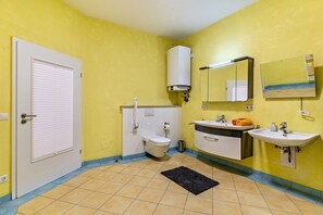 Douche, articles de toilette gratuits, sèche-cheveux
