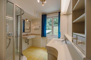 Suihku, ilmaiset hygieniatuotteet, hiustenkuivaaja, kylpytakit