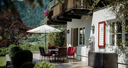 "Chalet Lerch" mit Bergblick, Garten und WLAN