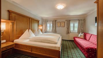 4 bedrooms, desk, free WiFi, bed sheets