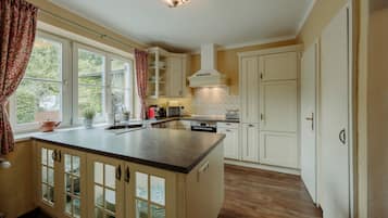 Kjøleskap, mikrobølgeovn, ovn og kokeplater