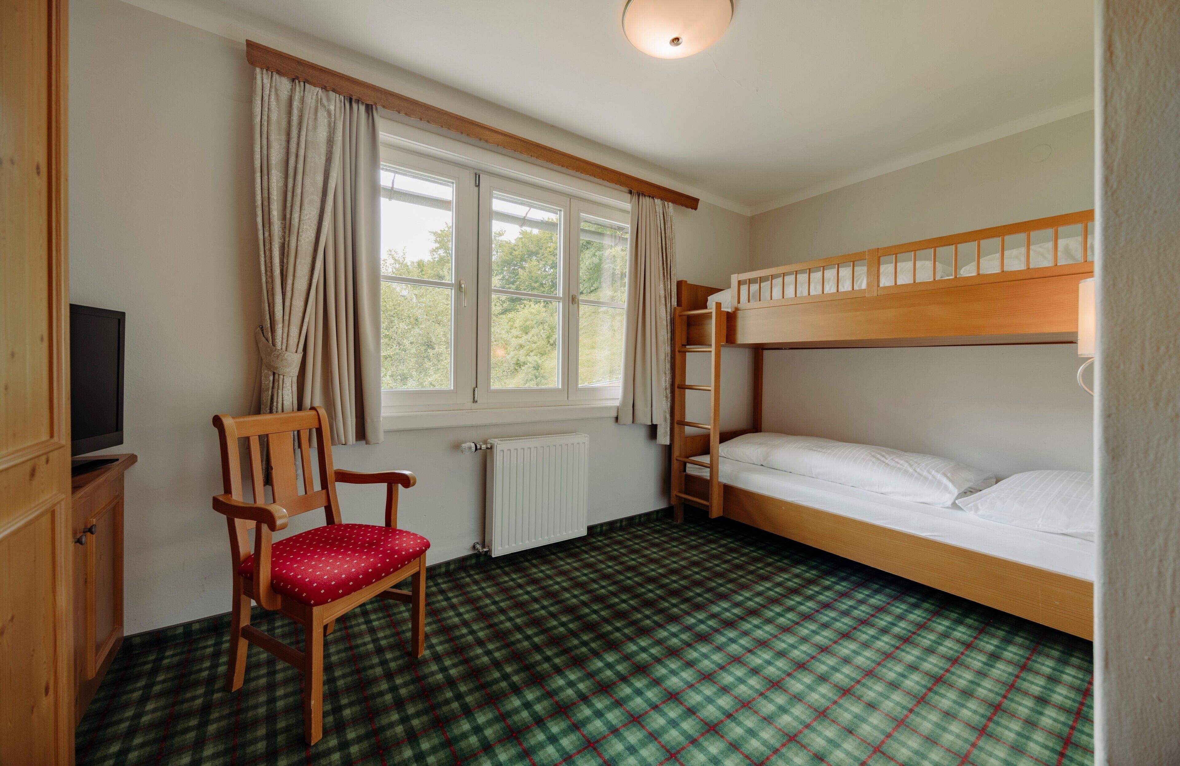 4 室のベッドルーム、デスク、WiFi (無料)、ベッドシーツ