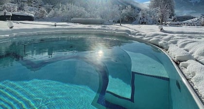"Chalet Lerch" con vistas a la montaña, jardín, piscina compartida y Wi-Fi