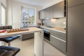 Fridge, oven, stovetop, dishwasher
