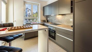 Fridge, oven, stovetop, dishwasher