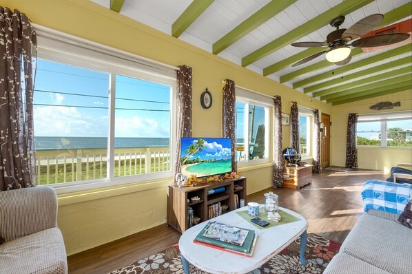 TV connectée, lecteur de DVD, livres, espaces bureaux