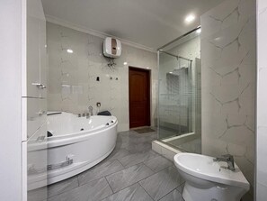 Ensemble douche/baignoire, bidet, shampoing