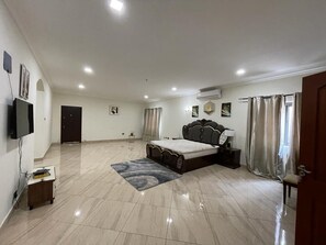 6 bedrooms, desk, iron/ironing board, free WiFi - Luxurious 5 bedroom house (Greater Accra Region)