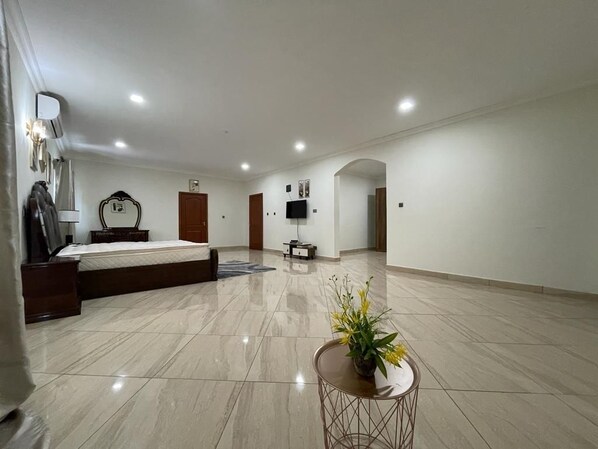 5 bedrooms, desk, iron/ironing board, free WiFi - Luxurious 5 bedroom house (Greater Accra Region)