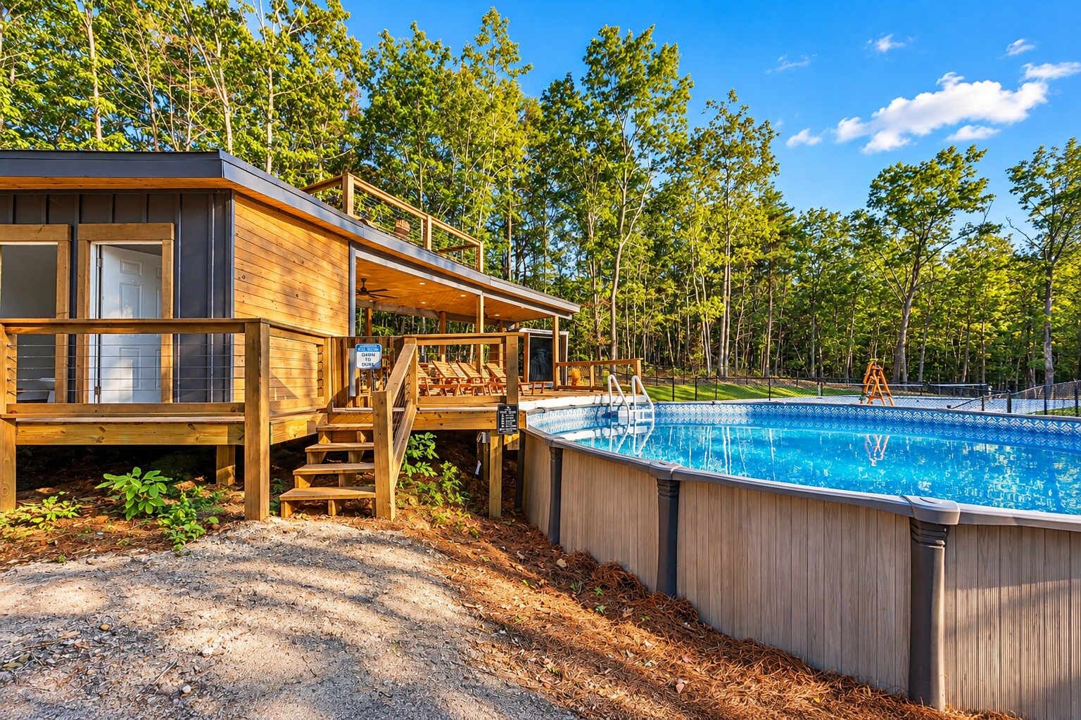Una cabaña de madera con terraza y piscina.