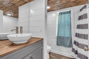 Shower, towels - Menlo GA Tiny Home Experience! (Menlo)