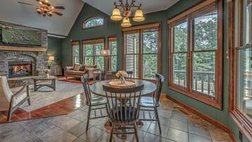 House, 4 Bedrooms | In-room dining