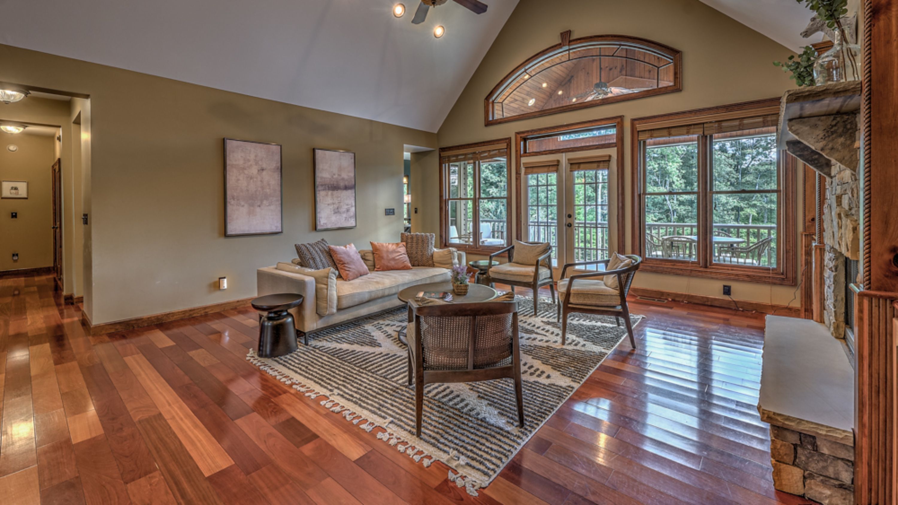 House, 4 Bedrooms | Ruang tamu