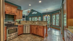 House, 4 Bedrooms | Private kitchen